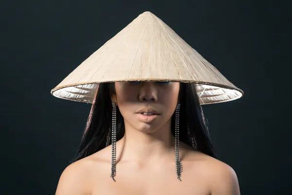 Beautiful brunette Asian woman with long black hair wears vietna — Stock Photo, Image