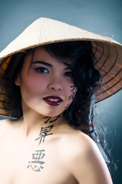 Beautiful brunette Asian woman wears vietnam hat — Stock Photo, Image