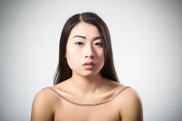 긴 검은 머리와 갈색 머리 아름 다운 아시아 여자 — 스톡 사진