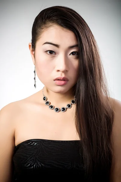 Mooie brunette Aziatische vrouw met lange zwarte haren — Stockfoto