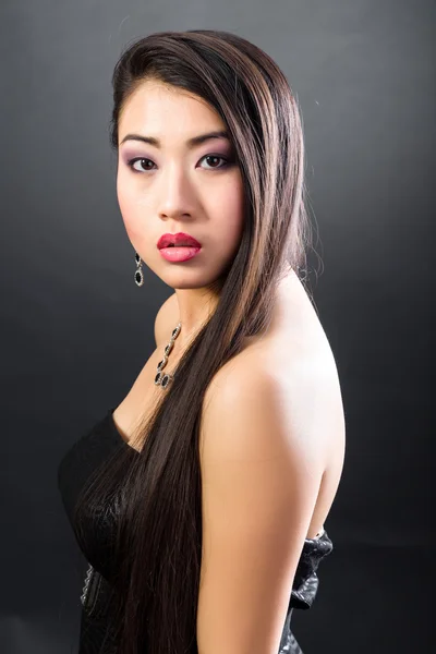Vacker brunett asiatisk kvinna med långt svart hår — Stockfoto