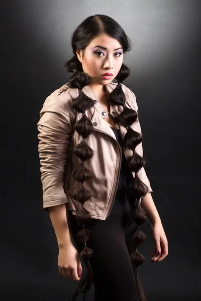 Mooie brunette Aziatische vrouw met lange zwarte haren — Stockfoto