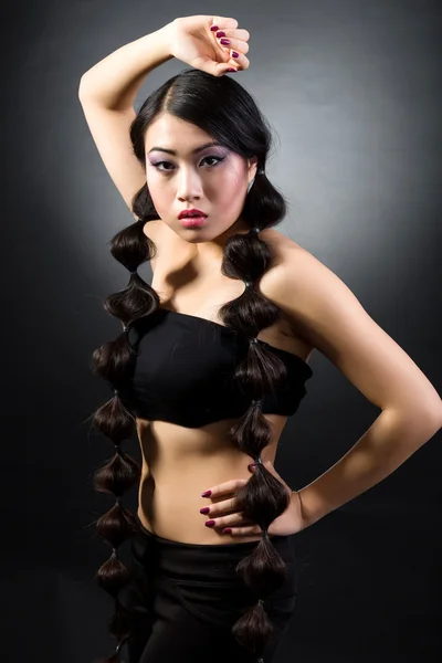 Красивая брюнетка азиатка с длинными черными волосами — стоковое фото
