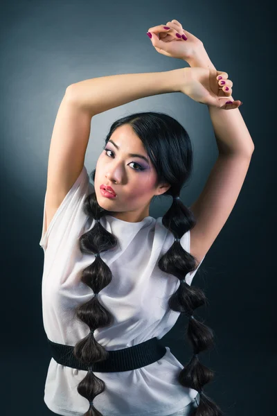 Gyönyörű barna ázsiai nő, hosszú fekete haj — Stock Fotó
