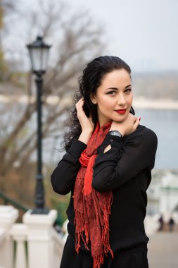 Gülümseyen güzel bir kadının portresi.