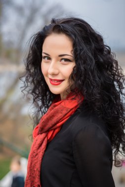 Gülümseyen güzel bir kadının portresi.