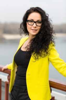 Gülümseyen güzel bir kadının portresi.