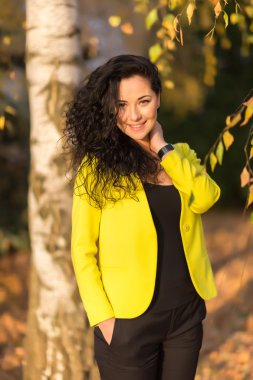 Gülümseyen güzel bir kadının portresi.