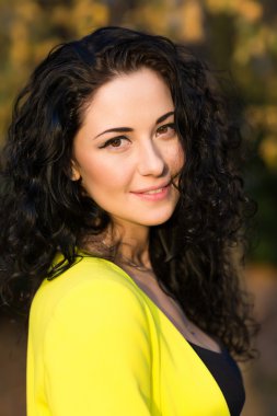 Gülümseyen güzel bir kadının portresi.