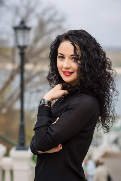 Retrato de jovem sorrindo bela mulher — Fotografia de Stock