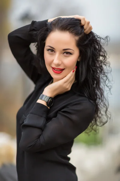 Retrato de jovem sorrindo bela mulher — Fotografia de Stock