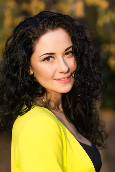 Retrato de joven sonriente hermosa mujer —  Fotos de Stock