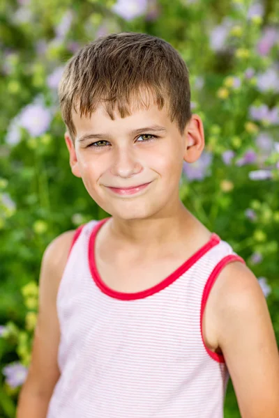 Primo piano di carino giovane ragazzo adolescente sorridente — Foto Stock