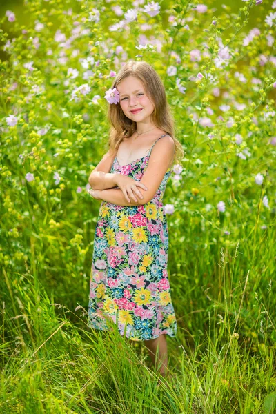 Ritratto di bambina in corona di fiori — Foto Stock