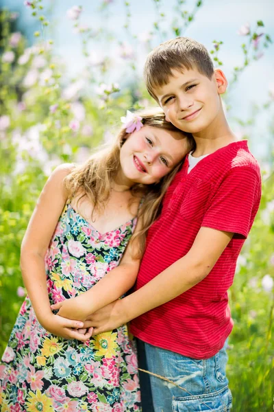 Adorables enfants heureux à l'extérieur le jour de l'été — Photo