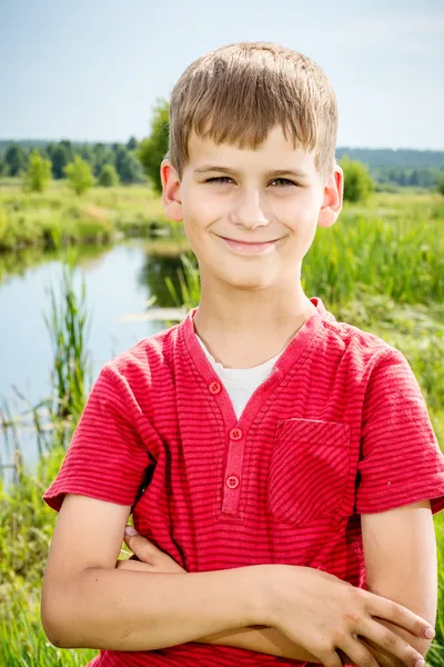 Gros plan de mignon jeune adolescent garçon souriant — Photo