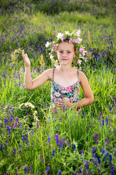 Porträt eines kleinen Mädchens im Blumenkranz — Stockfoto