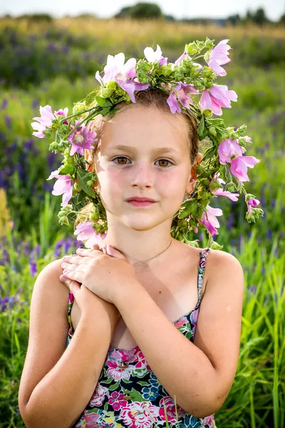 Çiçekli küçük bir kızın portresi. — Stok fotoğraf