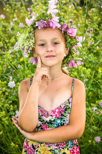 Ritratto di bambina in corona di fiori — Foto Stock