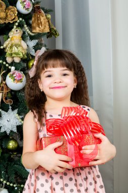 Noel hediyesi gülen ile mutlu küçük kız