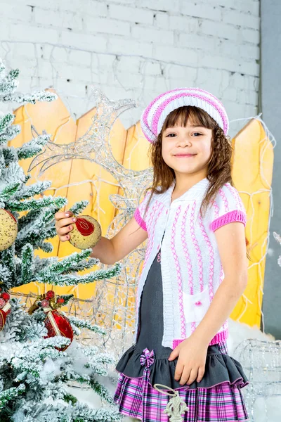 La bambina sta decorando l'albero di Natale — Foto Stock