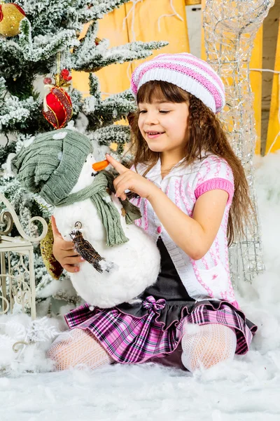 Menina pequena feliz tem um Natal — Fotografia de Stock