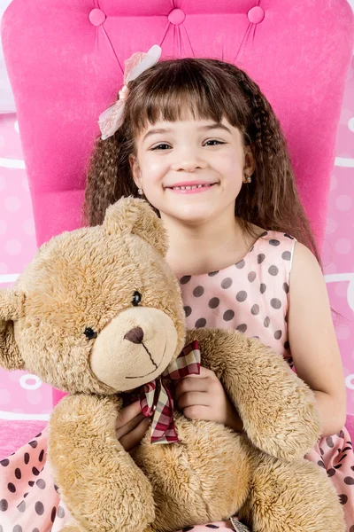 Niña abrazando oso de peluche — Foto de Stock