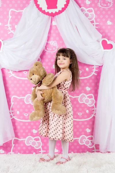 Menina abraçando ursinho de pelúcia — Fotografia de Stock