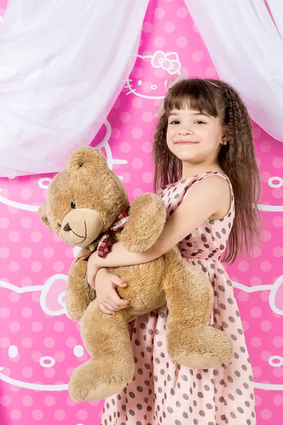 Niña abrazando oso de peluche — Foto de Stock