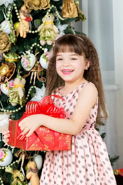 快乐圣诞本微笑的小女孩 — 图库照片