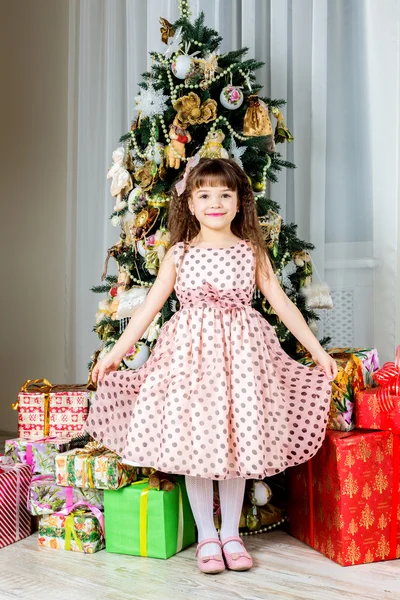 Ευτυχισμένο κοριτσάκι να έχεις Χριστούγεννα. — Φωτογραφία Αρχείου