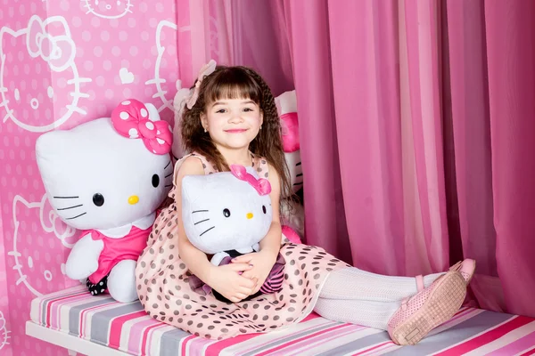 Schattig klein meisje tot in bed — Stockfoto