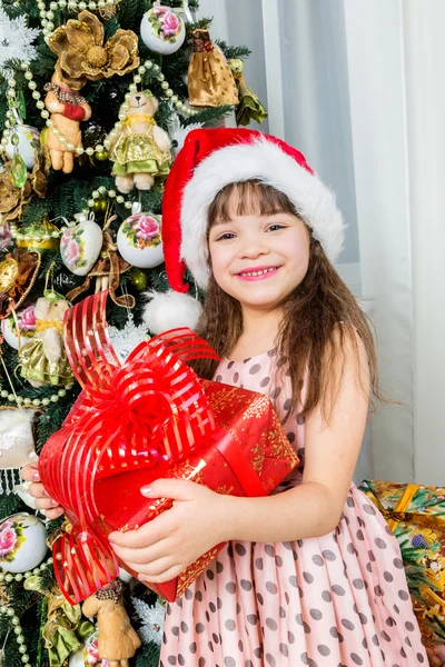 Gelukkig meisje met kerst aanwezig lachende — Stockfoto