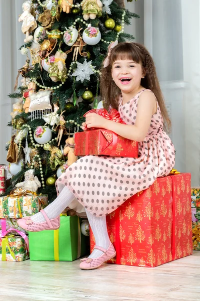 Gelukkig meisje met kerst aanwezig lachende — Stockfoto