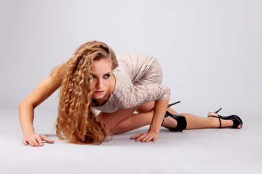 iki kız ikiz izole gri arka plan üzerinde