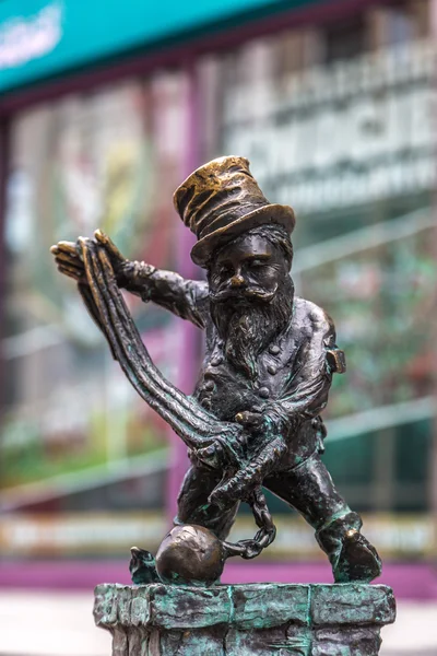 Sculptuur van gnome met behulp van sprookjesachtige in wroclaw — Stockfoto