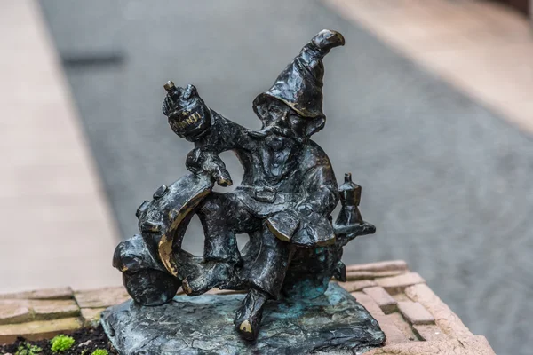 Escultura de gnomo de conto de fadas em Wroclaw — Fotografia de Stock