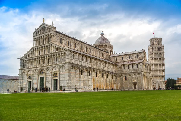 Katedral ve leaning tower — Stok fotoğraf