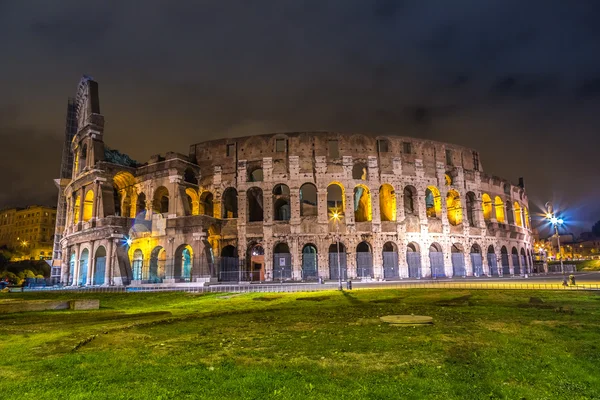 Coliseo nocturno en Roma, Italia —  Fotos de Stock