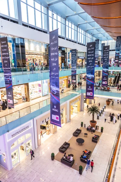 Sisänäkymä Dubain ostoskeskukseen — kuvapankkivalokuva