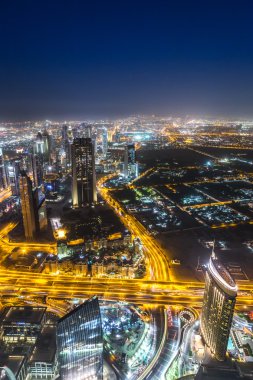 Dubai şehir gece çekimi