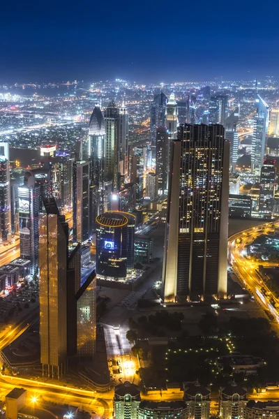 Dubai escena de noche en el centro — Foto de Stock