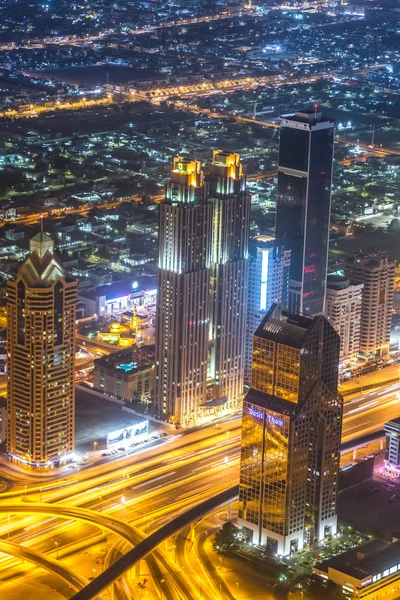 Dubai escena de noche en el centro — Foto de Stock