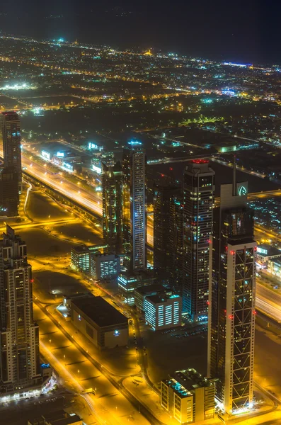 Dubai escena de noche en el centro — Foto de Stock