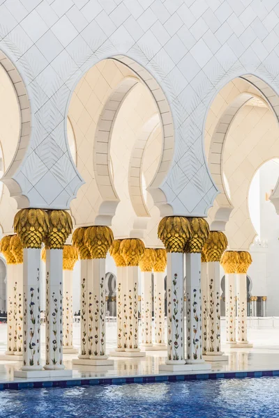 Hallway with golden decorated pillars — Stock Photo, Image