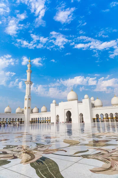 Mezquita blanca Abu Dhabi Sheikh Zayed — Foto de Stock