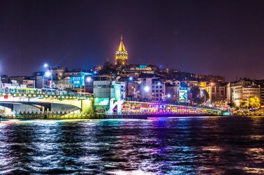 istanbul ve galata Kulesi ve gece köprü görünümü