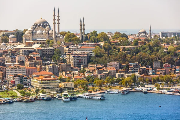 Panoramisch uitzicht over Istanbul vanaf galata tower. Turkije — Stockfoto