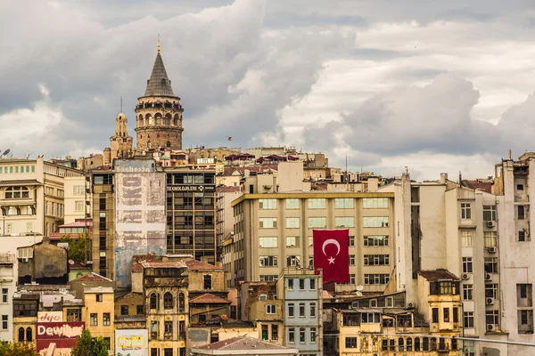 Cityscape s věží Galata nad Zlatým rohem v Istanbulu, Turecko. — Stock fotografie