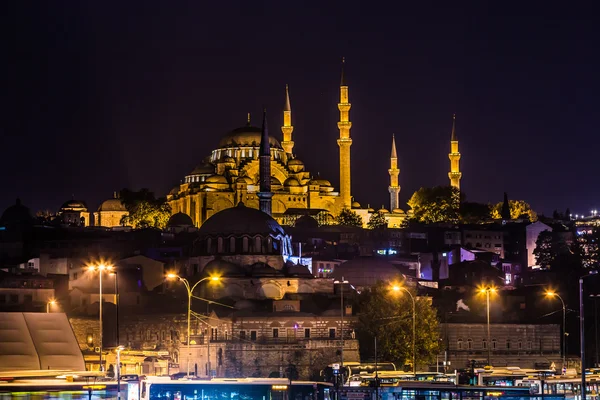 Night view on the restaurants at the end of the Galata bridge, Suleymaniye Mosque — Stock Photo, Image